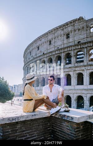 Blick auf das Kolosseum in Rom und die Morgensonne, Italien, Europa Stockfoto