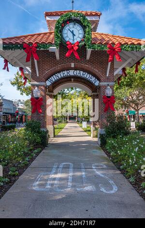 Charmante Innenstadt Winter Garden, Florida, dekoriert für die Weihnachtszeit. (USA) Stockfoto
