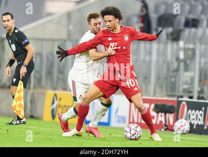 Leroy SANE, FCB 10 tritt für den Ball, Tackling, Duell, Header, zweikampf, Action, Kampf gegen Maciej RYBUS, Lok Moskau Nr. 31 im Spiel FC BAYERN MÜNCHEN - LOKOMOTIVE MOSKAU Fußball UEFA Champions League Gruppenphase in Saison 2020/2021 in München, 9. Dezember 2020. © Peter Schatz / Alamy Live News Stockfoto