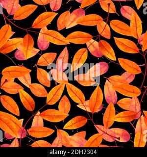 Nahtloses Muster mit wasserfarbenen Herbstblättern in Orange-Tönen Stockfoto