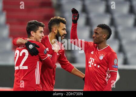 Eric MAXIM CHOUPO-MOTING (FCB 13) feiert sein Tor, glücklich, lachen, feiern, 2-0 , Marc ROCA, FCB 22 Bouna SARR, FCB 20 im Spiel FC BAYERN MÜNCHEN - LOKOMOTIVE MOSKAU Fußball UEFA Champions League Gruppenphase in der Saison 2020/2021 in München, 9. Dezember 2020. © Peter Schatz / Alamy Live News Stockfoto