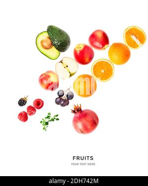 Verschiedene Früchte und Beeren isoliert auf weißem Hintergrund. Gesunde Ernährung Konzept. Kreative Komposition aus Avocado, Orange, Apfel, Traube, Pomegrana Stockfoto