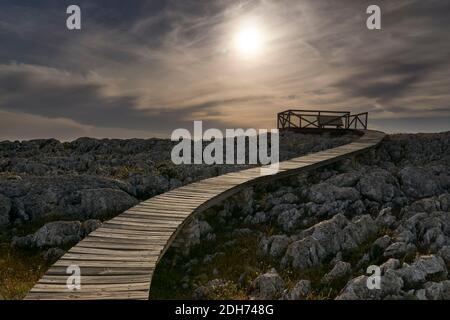 Hölzerne Fußgängerbrücke, die mit dem Aussichtspunkt auf der Spitze des Berges von Loja, Granada kommuniziert. Andalusien, Spanien Stockfoto