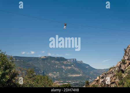 Man Zip Lining von Top of Bastille Stockfoto