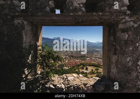 Grenoble und Alpen Panorama von den Ruinen des Mont Jalla Stockfoto