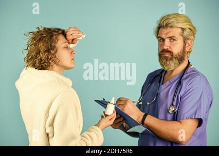 Symptome einer Virusinfektion. Medizinische Behandlung. Effektive Heilungen. Tests und Bestrahlung verschreiben. Kranker Patient. Diagnosekonzept. Medizinische Hilfe. Krankengeschichte. Arzt teilt Frau mit. Stockfoto