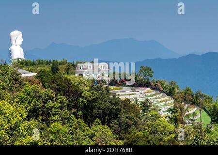 Riesiges Denkmal von Buddha auf den Hügeln in Südvietnam. Luftaufnahme. Stockfoto