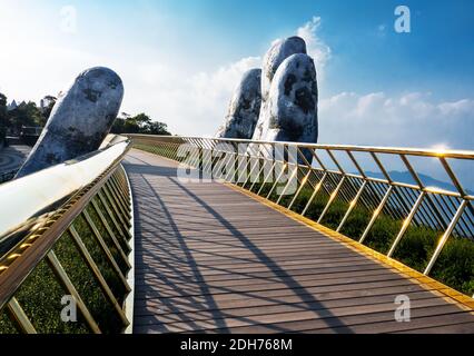 Fragment der leeren Goldenen Brücke wird von zwei riesigen Händen in Ba Na Hill in Da Nang, Vietnam gehoben Stockfoto