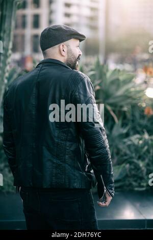 Bärtiger Mann im Freien Stockfoto