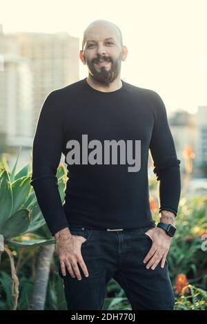 Bärtiger Mann im Freien Stockfoto