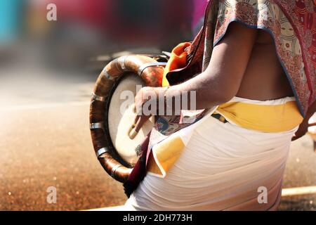 Hindu Drum Player spielt Drum IN Stockfoto