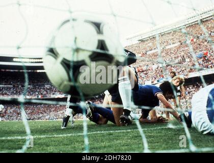 Madrid, Italien. Juni 2012. 11/07/2012. L'Italia festeggia i 30 anni dalla vittoria del mondiali di Spagna 82. In foto il gol del 3-1 di Paolo Rossi contro la Germania Ovest, visto dalla porta nur redaktionelle Verwendung Kredit: Unabhängige Fotoagentur/Alamy Live News Stockfoto