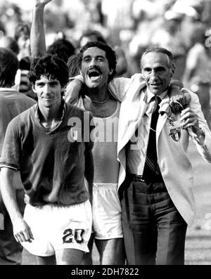 Madrid, Italien. Juni 2012. 11/07/2012. L'Italia festeggia i 30 anni dalla vittoria del mondiali di Spagna 82. Nella foto Enzo Bearzot festeggia con Paolo Rossi e Claudio Gentile la vittoria contro il Brasile ai Mondiali di Spagna 1982 nur redaktionelle Verwendung Kredit: Unabhängige Fotoagentur/Alamy Live Nachrichten Stockfoto