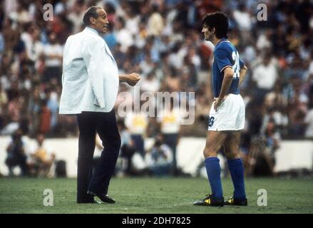 Madrid, Italien. Juni 2012. 11/07/2012. L'Italia festeggia i 30 anni dalla vittoria del mondiali di Spagna 82. Nella foto Bearzot fornisce istruzioni a Paolo Rossi durante una partita dei Mondiali di Spagna 1982. Redaktionelle Verwendung Nur Kredit: Unabhängige Fotoagentur/Alamy Live Nachrichten Stockfoto