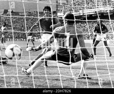 Madrid, Italien. Juni 2012. 11/07/2012. L'Italia festeggia i 30 anni dalla vittoria del mondiali di Spagna 82. In foto il celebre match del 5 luglio contro il Brasile al Sarria Stadion di Barcelona: Paolo Rossi in gol nur redaktionelle Verwendung Kredit: Unabhängige Fotoagentur/Alamy Live Nachrichten Stockfoto