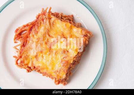 Gebackene Spaghetti mit verkrusteten Ziegenkäse und Tomaten Stockfoto