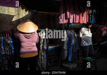 Frau, die an ihrem Kleiderstand, Phuoc Hai, Vietnam, arbeitet Stockfoto