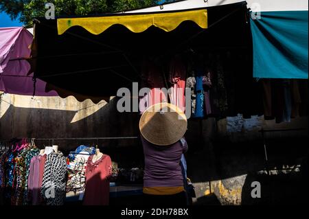 Frau, die an ihrem Kleiderstand, Phuoc Hai, Vietnam, arbeitet Stockfoto