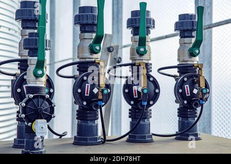 Ventile, Kabel und Rohrleitungen, wie sie in einem modernen Industriekraftwerk zu finden sind Stockfoto