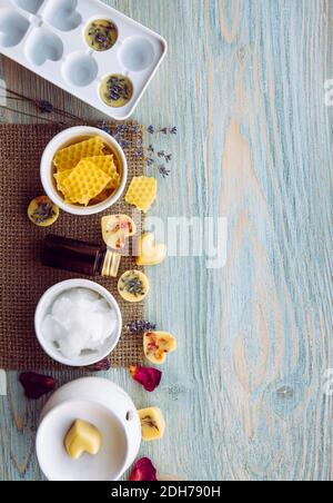 Herstellung von Mini Wachs schmelzen für Aroma Lampe Diffusor zu Hause Konzept. Werkzeuge Zutaten auf dem Tisch ungebleichtes Bienenwachs, Kokosöl, ätherisches Öl. Stockfoto