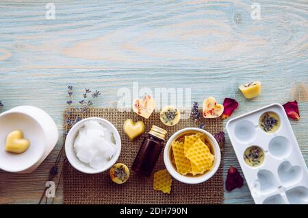 Herstellung von Mini Wachs schmelzen für Aroma Lampe Diffusor zu Hause Konzept. Werkzeuge Zutaten auf dem Tisch ungebleichtes Bienenwachs, Kokosöl, ätherisches Öl. Stockfoto