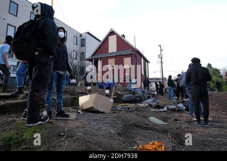 Portland, USA. Dezember 2020. Demonstranten gruppieren sich am 8. Dezember 2020 um das Rote Haus in der Mississippi Street in Portland, Oregon, nach einem Versuch der Polizei, das Grundstück zu vertreiben. Aktivisten zelteten seit September vor dem Haus in der Hoffnung, die dort lebende Familie der Schwarzen und Indigenen zu erhalten, nachdem ein Richter des Landkreises Multnomah die Räumung genehmigt hatte. (Foto: Alex Milan Tracy/Sipa USA) Quelle: SIPA USA/Alamy Live News Stockfoto