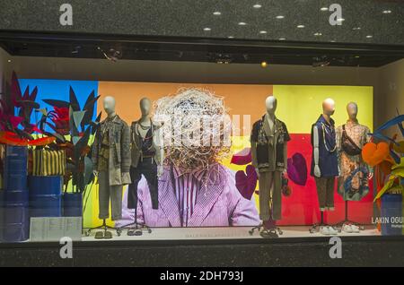 Schaufensterpuppen in der Vitrine eines Kaufhauses in Paris Stockfoto