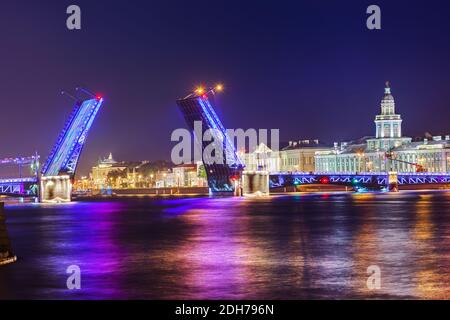 Newa Fluss und offenen Palast (Dworzowy) Brücke - Sankt-Petersburg Russland Stockfoto