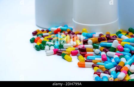 Selektiver Fokus auf bunte Antibiotika Kapsel Pillen auf Blur Kunststoff Medikamentenflasche. Antibiotikaresistenzkonzept. Pharmaindustrie. Gesundheit Stockfoto