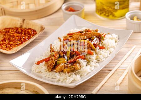 Typisch chinesisches Gericht, frisches Hähnchenbrust gebraten mit Gemüse Stockfoto