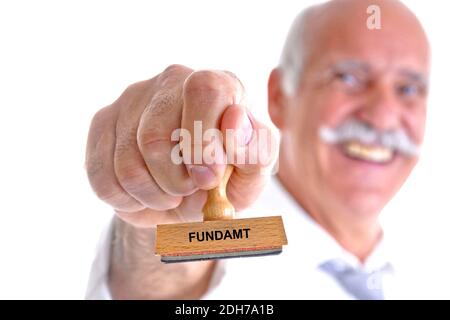 65, 70, Jahre, Mann hält Stempel in der Hand, Aufschrift: Fundamentes Stockfoto