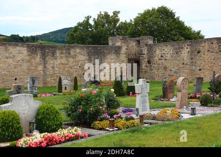 Befestigter Friedhof, um 1200, von Rasdorf, Kreis Fulda, Hessen, Deutschland / Wehrfriedhof, um 1200, von Rasdorf, Landkreis Fulda, Hessen, Deutsc Stockfoto