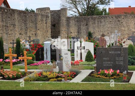 Befestigter Friedhof, um 1200, von Rasdorf, Kreis Fulda, Hessen, Deutschland / Wehrfriedhof, um 1200, von Rasdorf, Landkreis Fulda, Hessen, Deutsc Stockfoto