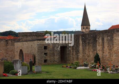 Befestigter Friedhof, um 1200, von Rasdorf, Kreis Fulda, Hessen, Deutschland / Wehrfriedhof, um 1200, von Rasdorf, Landkreis Fulda, Hessen, Deutsc Stockfoto