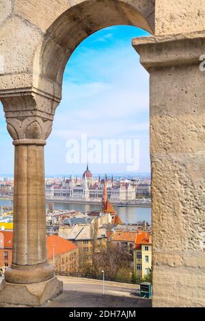 Blick auf das ungarische Parlamentsgebäude durch den Bogen in Buda Hügel Stockfoto