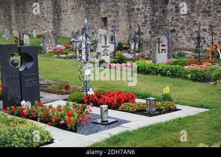 Befestigter Friedhof, um 1200, von Rasdorf, Kreis Fulda, Hessen, Deutschland / Wehrfriedhof, um 1200, von Rasdorf, Landkreis Fulda, Hessen, Deutsc Stockfoto