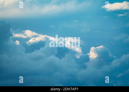 Gewitterwolke im Himmel bei Sonnenuntergang Textur Hintergrund. Abstrakte Blautöne. Echte hochauflösende Fotografie Stockfoto