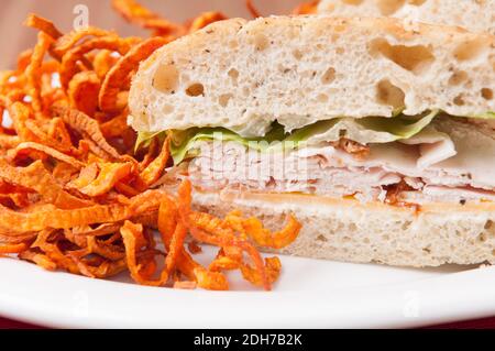 putenfocaccia-Sandwich mit handgemachten frittierten Süßkartoffeln Sprialchips Stockfoto