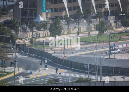 Abu Dhabi, VAE. Dezember 2020. Abu Dhabi, VAE. Dezember 2020. Die Straße ist zum Biosphärengebiet gesperrt, wo nur F1-Mitarbeiter während des Formel 1-Grand Prix von Abu Dhabi 2020 vom 11. Bis 13. Dezember 2020 auf dem Yas Marina Circuit in Abu Dhabi zugelassen sind - Foto Antonin Vincent / DPPI / LM Credit: Paola Benini/Alamy Live News Stockfoto