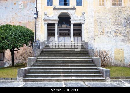 Geheimnisvolle alte Kapelle mit Treppenperspektive Stockfoto