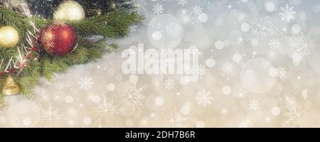 Schöne Weihnachtskarte mit Dekorationen auf dem Weihnachtsbaum Stockfoto
