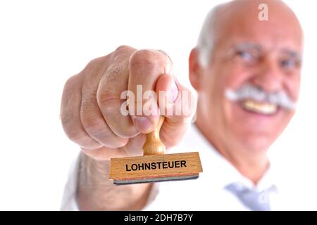 65, 70, Jahre, Mann hält Stempel in der Hand, Aufschrift: Lohnsteuer, Stockfoto