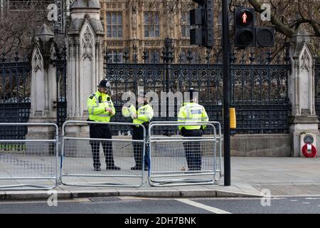 Polizeibeamte im Dienst vor dem Parlamentsgebäude in London, Großbritannien Stockfoto