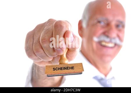 65, 70, Jahre, Mann hält Stempel in der Hand, Aufschrift: Scheinehe, Stockfoto