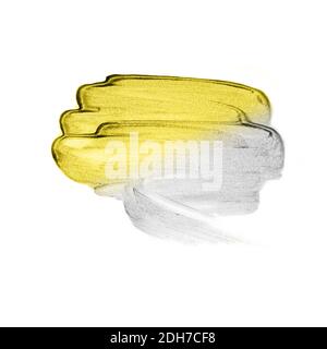 Kreative Pinselstrich von silberner Farbe isoliert auf weißem Hintergrund. Trendige Farben 2021 - Grau und Gelb. Pinselstriche, Rouge, Blendung, Lidschatten, Lippenstift Stockfoto