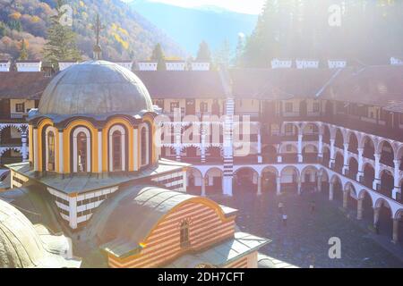 Rila Kloster, Bulgarien und Herbstberge Stockfoto