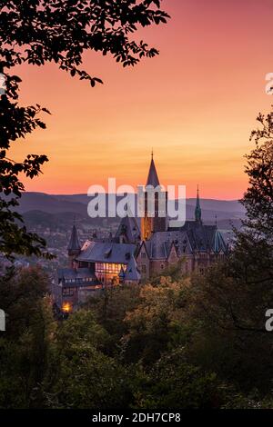 Wunderschöner Sonnenuntergang am Schloss Wernigerode. Wunderschöner Sonnenuntergang im Schloss Wernigerode. Stockfoto