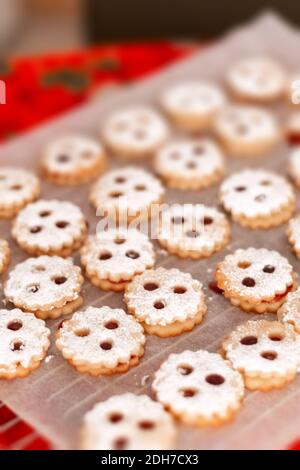 Eine vertikale Aufnahme von leckeren Cookies mit Löchern Stockfoto