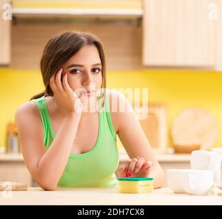 Junge Frau Reinigung und Abwasch in der Küche Stockfoto