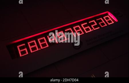 Hannover, Deutschland. Dezember 2020. Die Schuldenuhr des Steuerbundes für das Land Niedersachsen im CDU-Fraktionssaal des niedersächsischen landtags hat weit über 68 Milliarden Euro erreicht. Der niedersächsische landtag plant an seinem letzten Sitzungstag in diesem Jahr, den Staatshaushalt für 2021 zu verabschieden. In dem Haushaltsentwurf der rot-schwarzen Regierung von 35.9 Milliarden Euro sind angesichts der Corona-Krise und der erwarteten Steuersenkungen gut 1.1 Milliarden Euro Neuverschuldung enthalten. Kredit: Julian Stratenschulte/dpa/Alamy Live Nachrichten Stockfoto